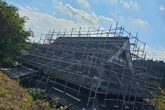 高梁市 住宅 カチコミ屋根 足場工事 | 足場工事 | 施工事例 | 岡山の